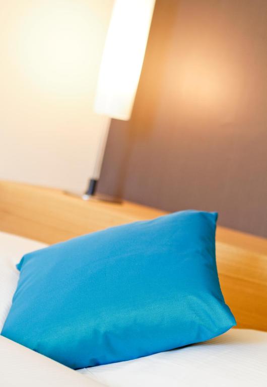 Postel nebo postele na pokoji v ubytování Hotel Metropol Basel