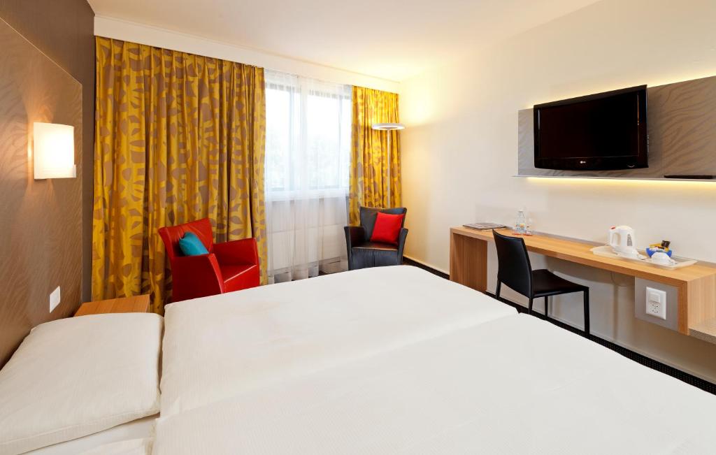 Postel nebo postele na pokoji v ubytování Hotel Metropol Basel
