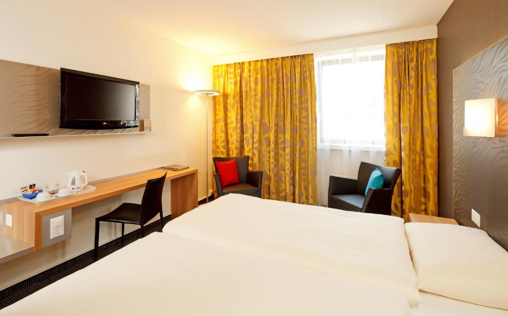 Postel nebo postele na pokoji v ubytování Hotel Metropol Basel