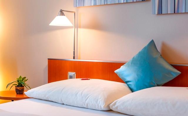 Postel nebo postele na pokoji v ubytování Hotel Metropol Basel