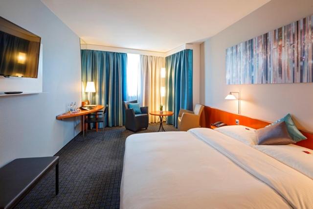 Postel nebo postele na pokoji v ubytování Hotel Metropol Basel
