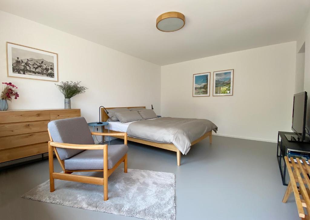 Tempat tidur dalam kamar di Stilvolles Apartment mit Bergblick-Hütte und Garten