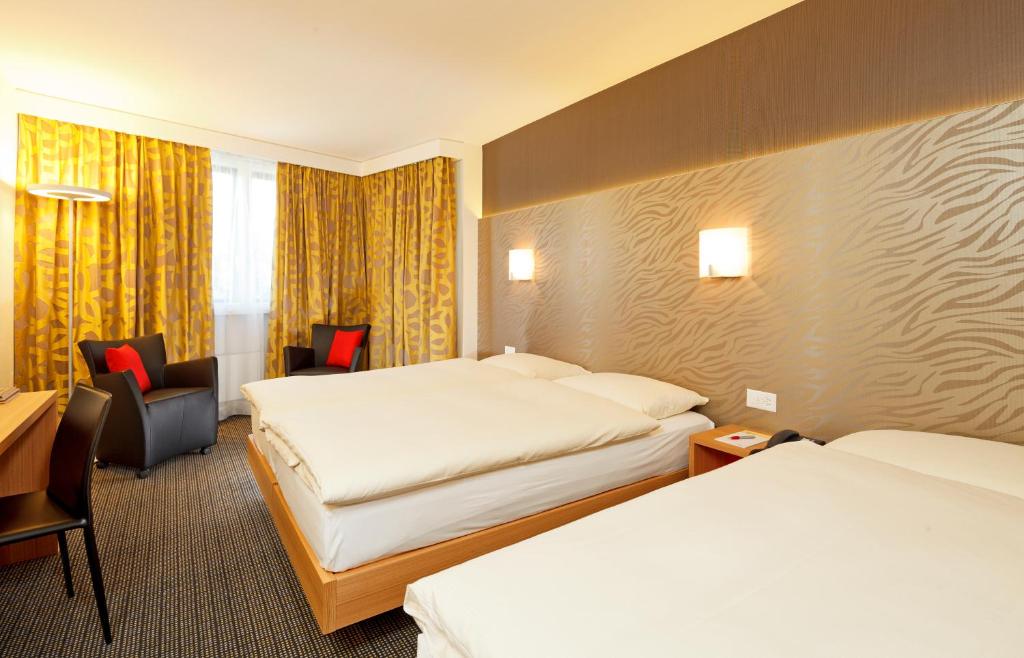 Postel nebo postele na pokoji v ubytování Hotel Metropol Basel