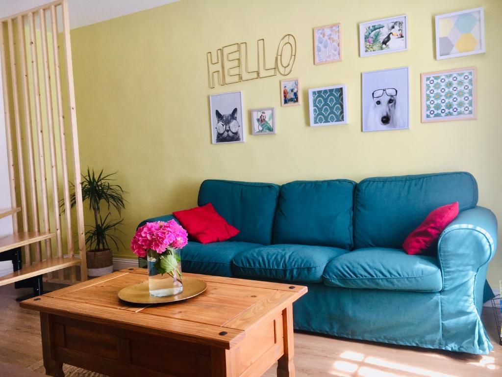 Sofá azul en la sala de estar con mesa en Appartement Les Remparts, en Boulogne-sur-Mer