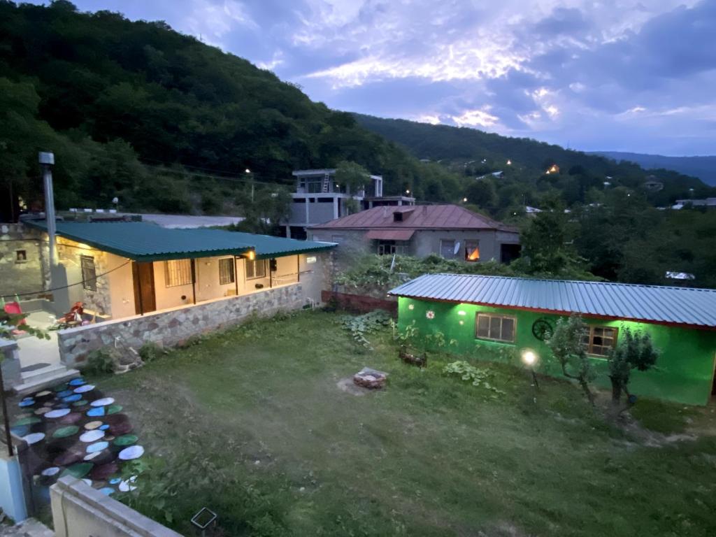 Nespecifikovaný výhled na hory nebo výhled na hory při pohledu z prázdninového domu