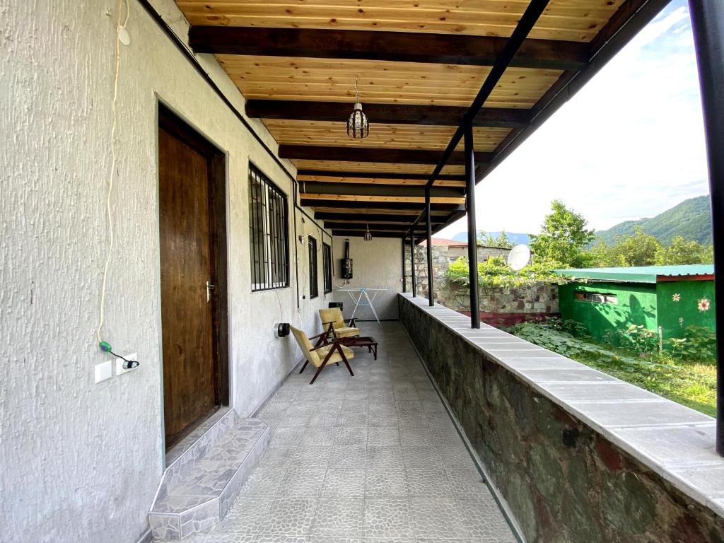 Nespecifikovaný výhled na hory nebo výhled na hory při pohledu z prázdninového domu