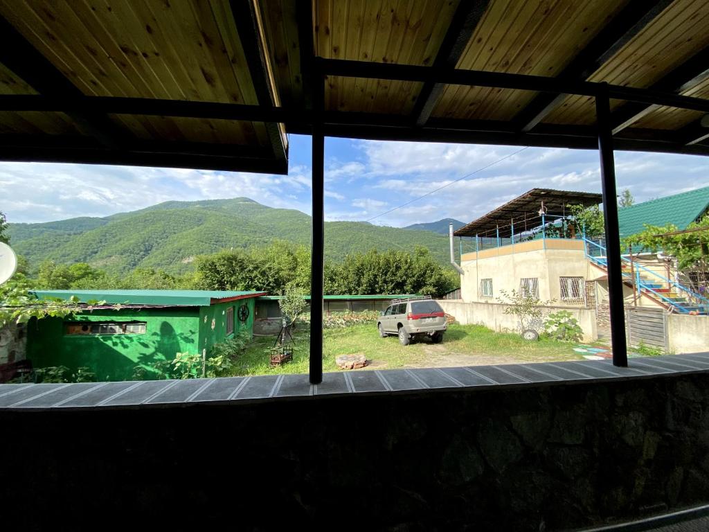Nespecifikovaný výhled na hory nebo výhled na hory při pohledu z prázdninového domu