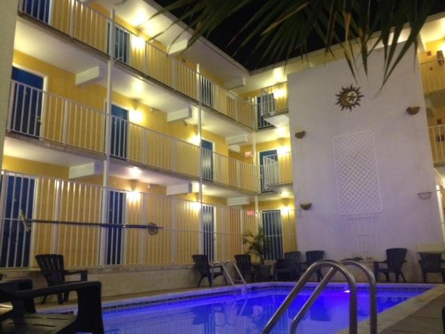 un hotel con piscina frente a un edificio en Seaside Inn & Suites, en Fenwick Island