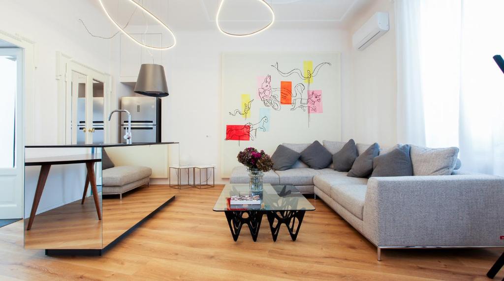 un soggiorno con divano e tavolo di Ginger House Project, Boutique Art Apartment in Milan a Milano