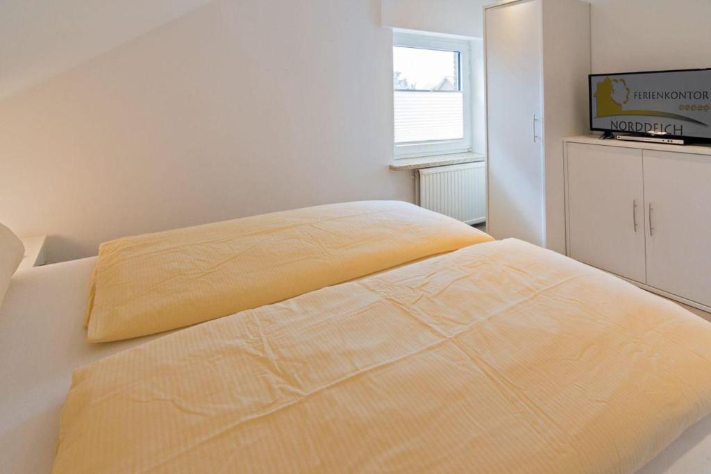 Postel nebo postele na pokoji v ubytování Ferienwohnung-Norddeich-mit-Haustier