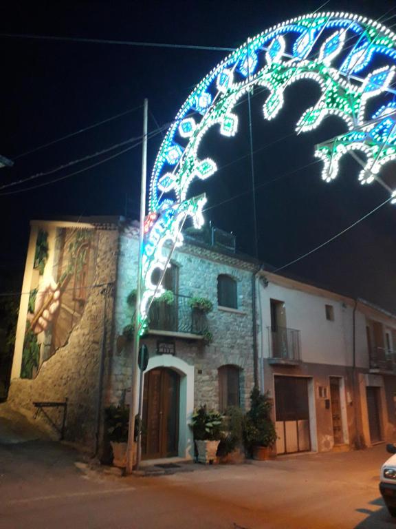 un edificio con un arco iluminado delante de él por la noche en B&B Corso Italo Balbo en Satriano di Lucania
