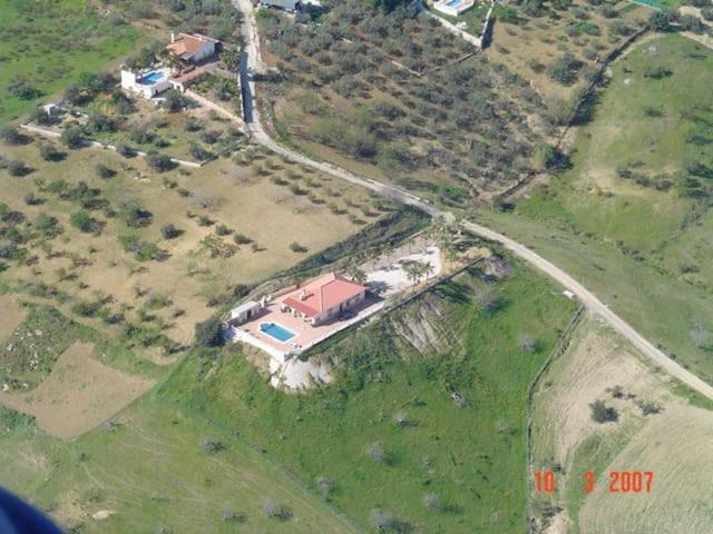 een luchtzicht op een huis op een heuvel bij Villa Tierra Roja in Málaga