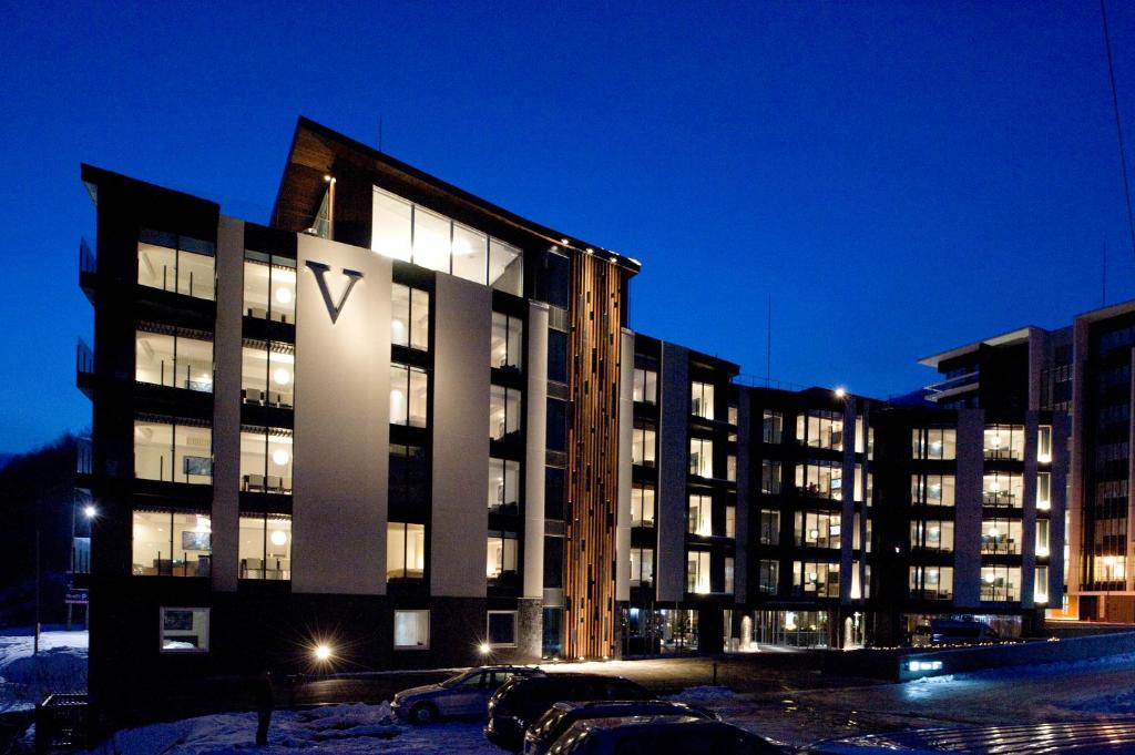 un edificio con un cartel en él por la noche en The Vale Niseko, en Niseko