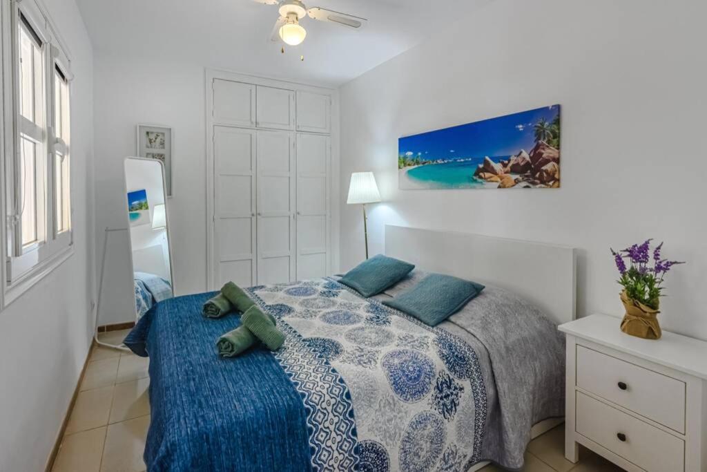 1 dormitorio con 1 cama con edredón azul en Ocean view apartment in Orlando, en Adeje