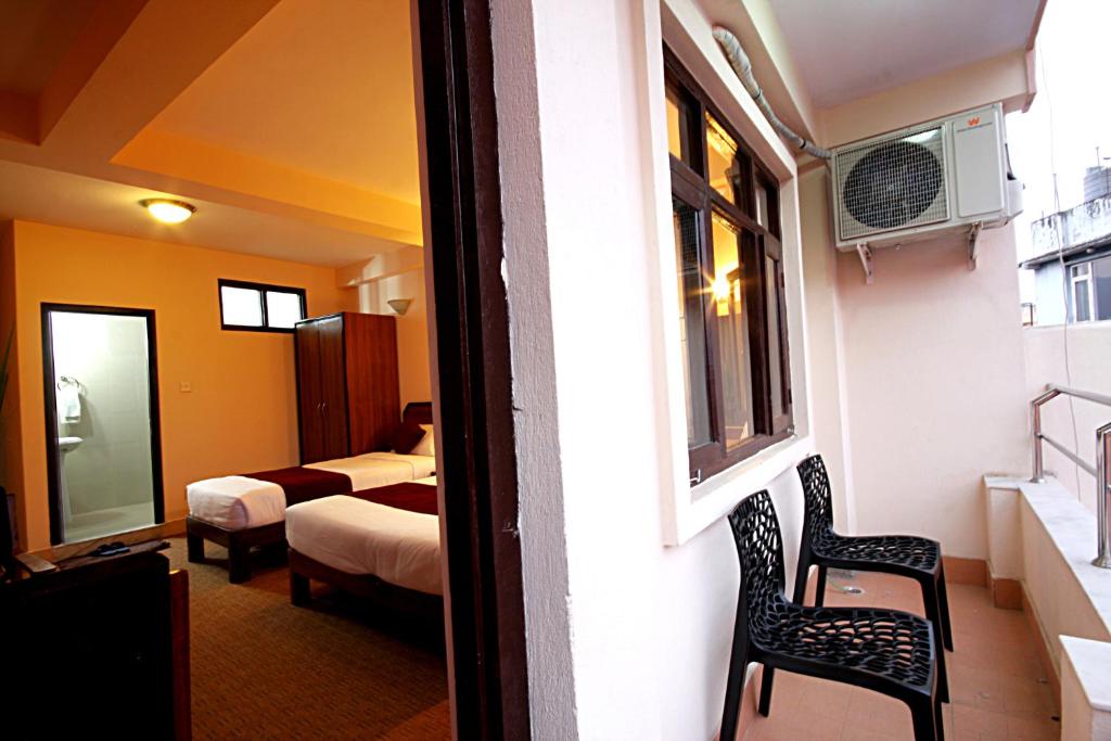 Postel nebo postele na pokoji v ubytování Thamel Grand Hotel