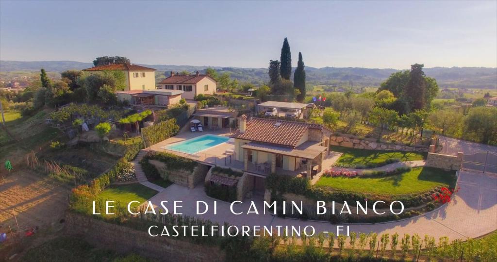 une vue aérienne d'une maison avec un jardin dans l'établissement Le Case Di Camin Bianco, à Castelfiorentino