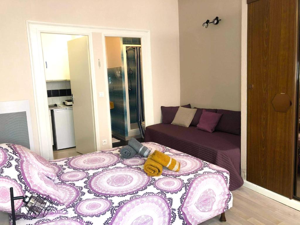 ein kleines Schlafzimmer mit einem Bett und einem Sofa in der Unterkunft Résidence Thalassum in Bourbonne-les-Bains
