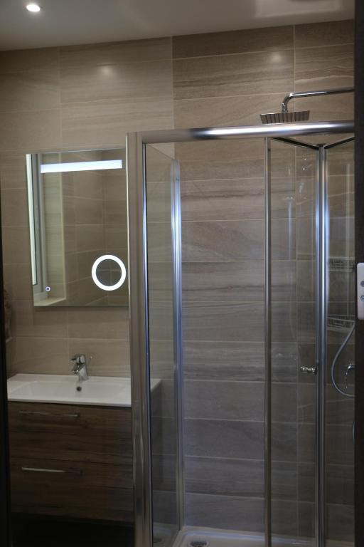 Vannituba majutusasutuses Wileg 4A Luxury Studio Apartment with Shared Swimming Pool.