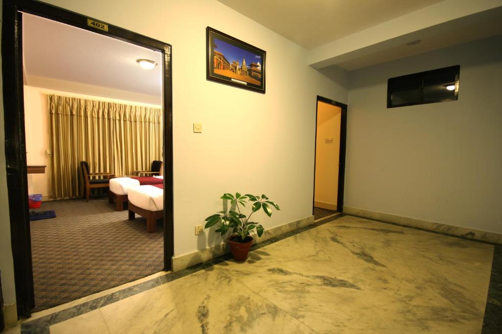 Postel nebo postele na pokoji v ubytování Thamel Grand Hotel