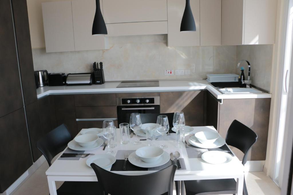 Köök või kööginurk majutusasutuses Wileg 4A Luxury Studio Apartment with Shared Swimming Pool.