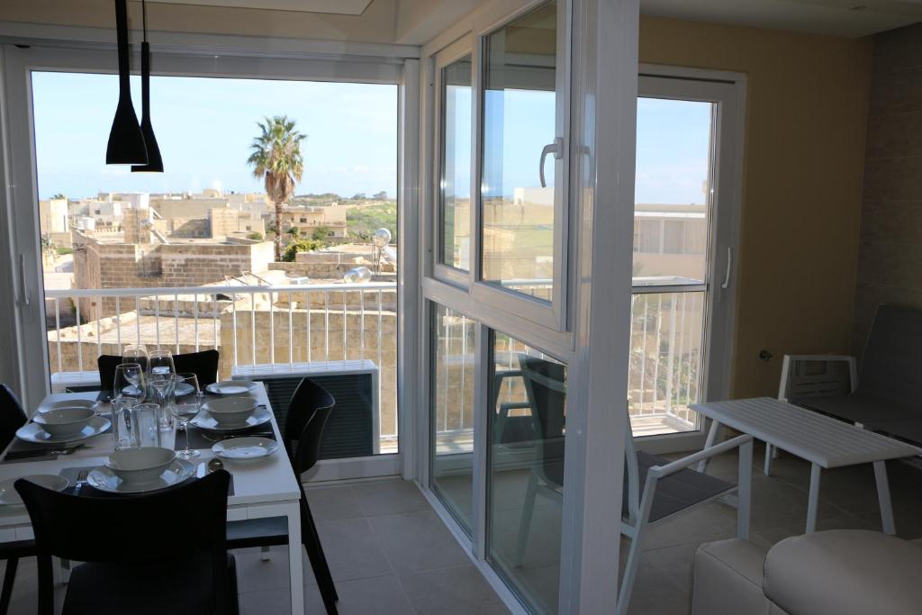 Rõdu või terrass majutusasutuses Wileg 4A Luxury Studio Apartment with Shared Swimming Pool.