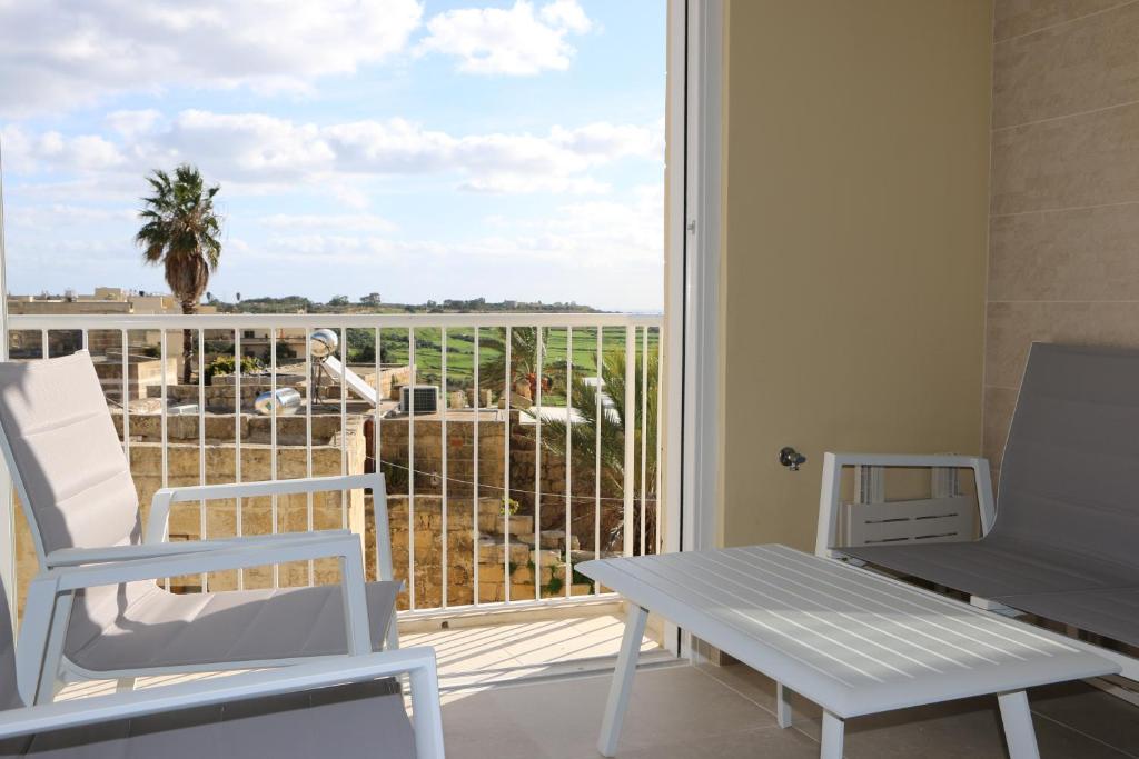Rõdu või terrass majutusasutuses Wileg 4A Luxury Studio Apartment with Shared Swimming Pool.