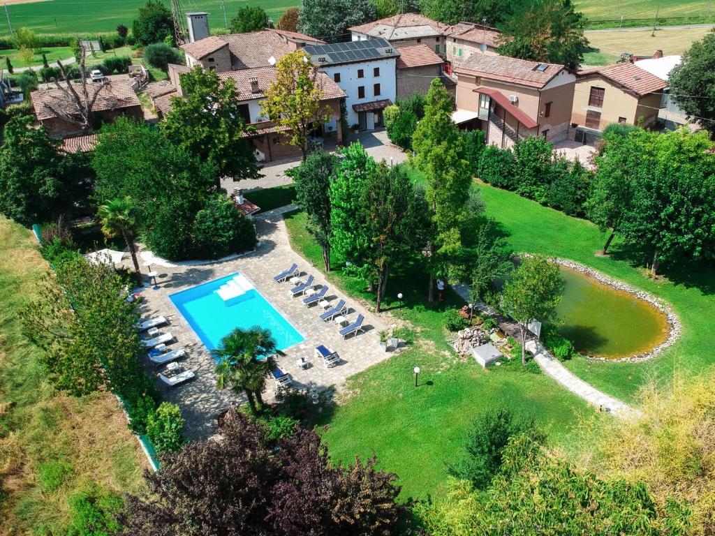 - une vue aérienne sur une maison avec piscine et pelouse dans l'établissement Ca' Ross, à Formigine