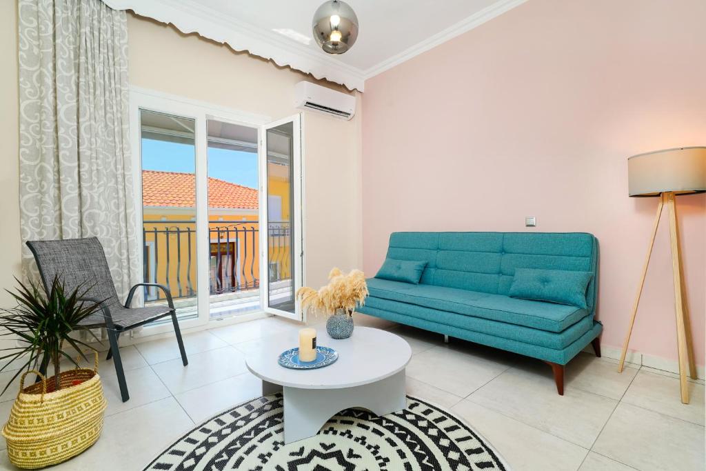 利邁納里亞的住宿－Notos House，客厅配有蓝色的沙发和桌子