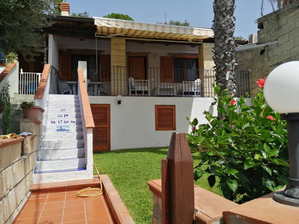 une maison avec un panneau devant elle dans l'établissement Villetta La Bluette Capo Vaticano, à Capo Vaticano