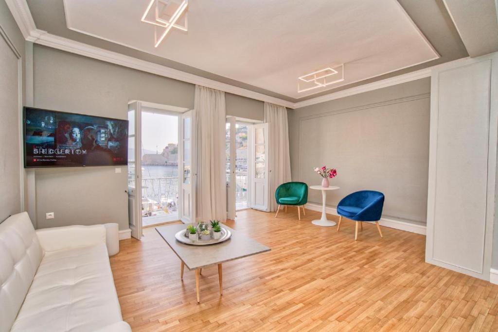 TV a/nebo společenská místnost v ubytování THE YDRA VIEW APARTMENTS