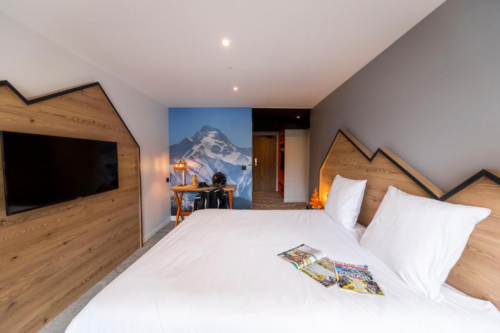 Postel nebo postele na pokoji v ubytování Hotel Base Camp Lodge - Les 2 Alpes