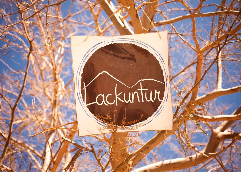 Certificato, attestato, insegna o altro documento esposto da Hostal Lackuntur