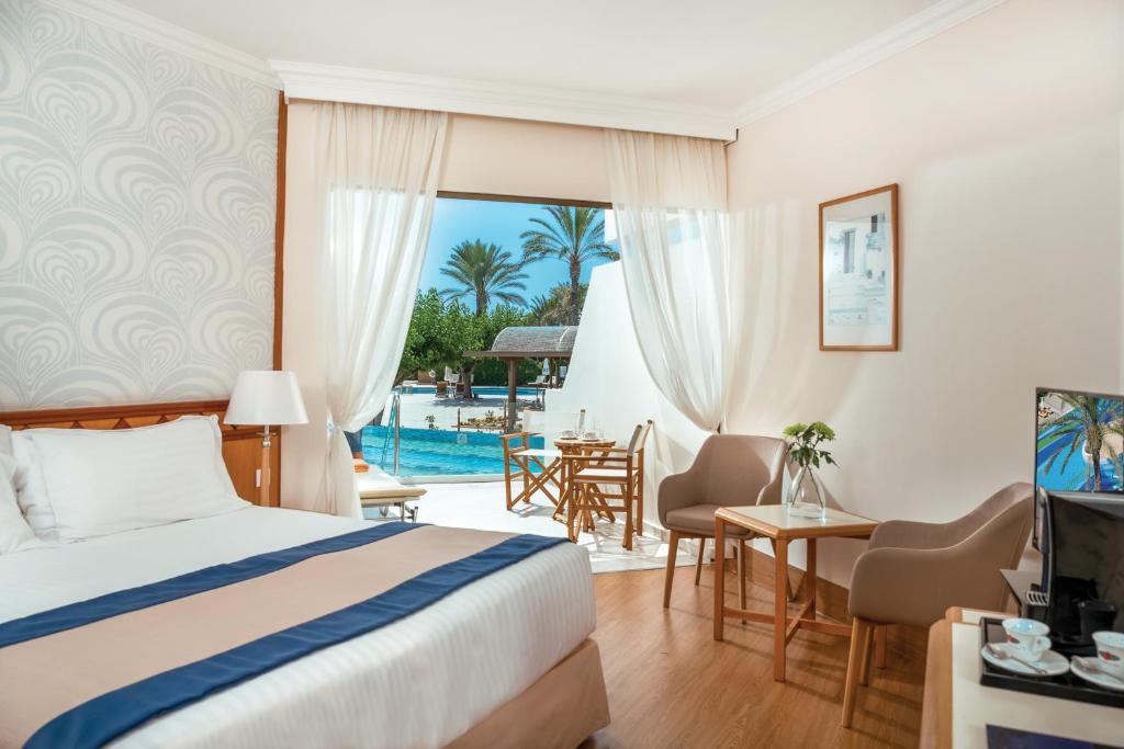 Constantinou Bros Athena Beach Hotel - 