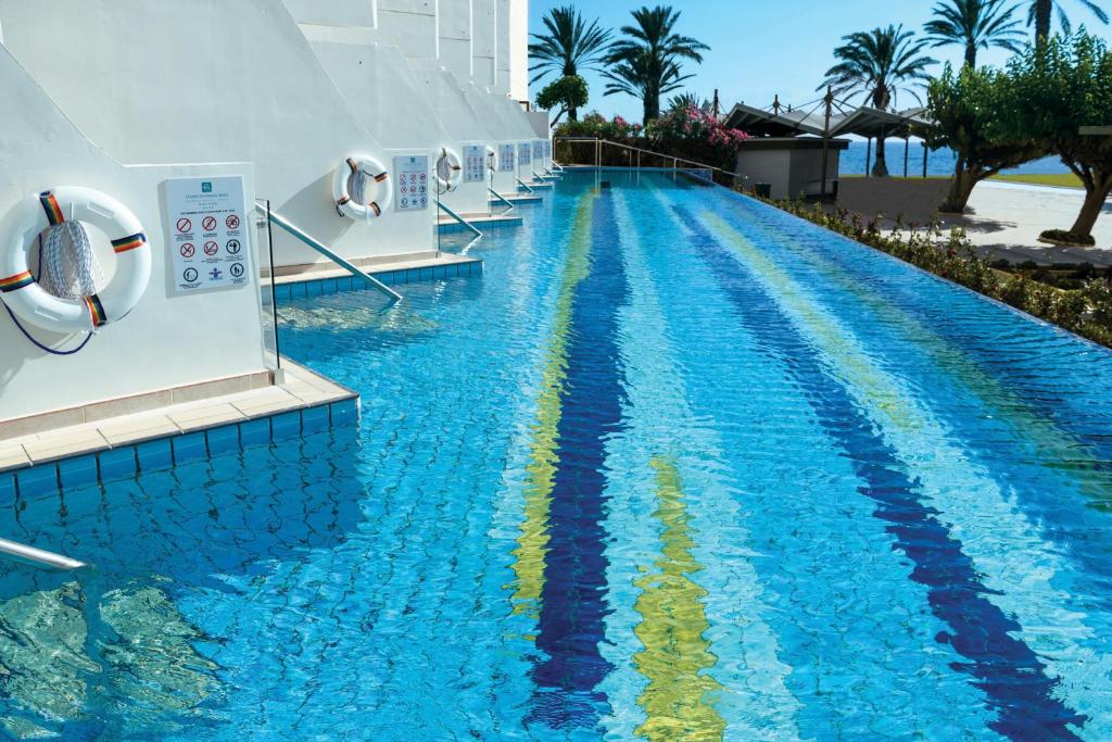 Constantinou Bros Athena Beach Hotel - Верхний вид на землю плавания
