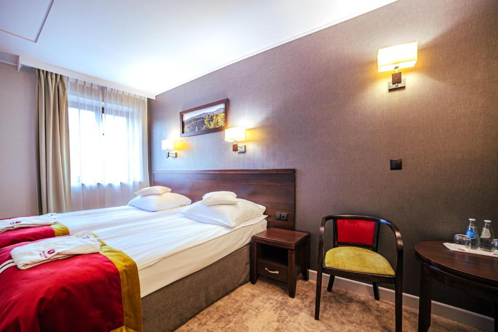 Posteľ alebo postele v izbe v ubytovaní Hotel Kryształ Conference & Spa