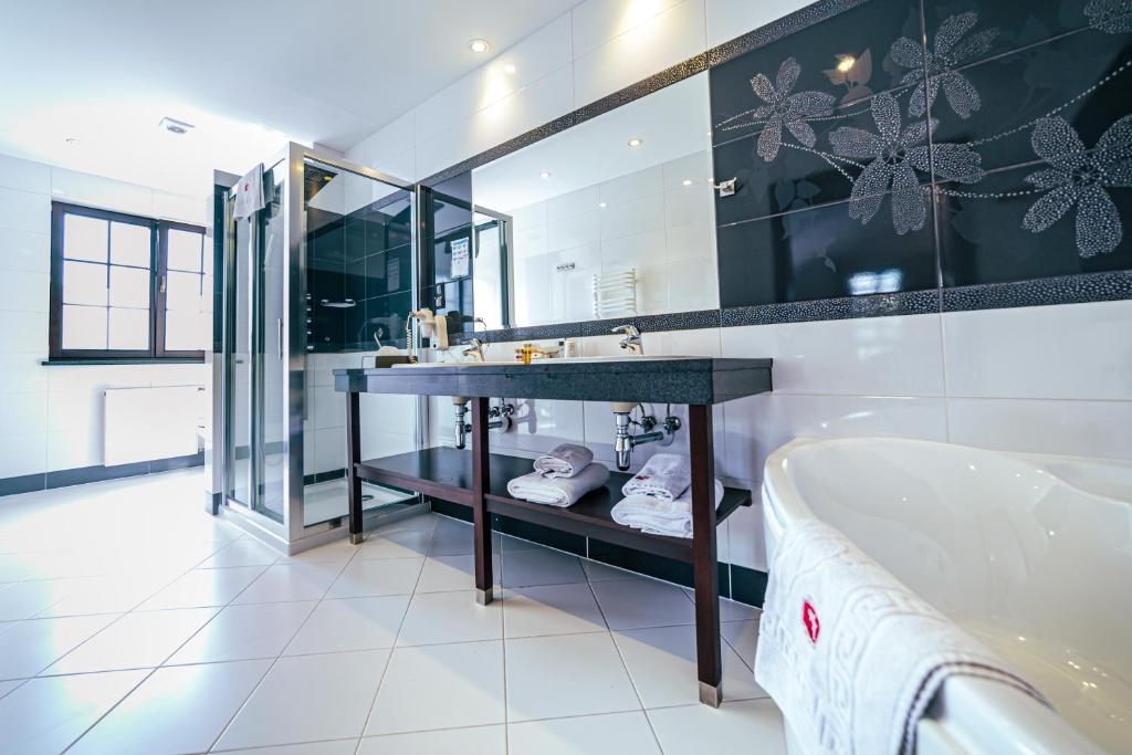 Posteľ alebo postele v izbe v ubytovaní Hotel Kryształ Conference & Spa