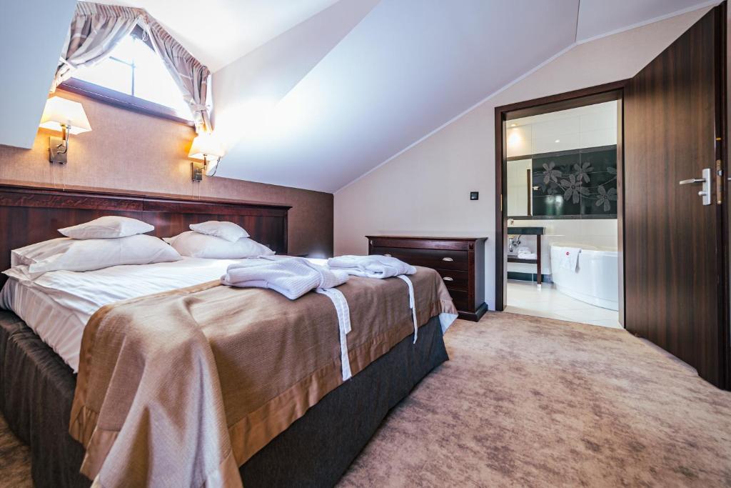 Posteľ alebo postele v izbe v ubytovaní Hotel Kryształ Conference & Spa