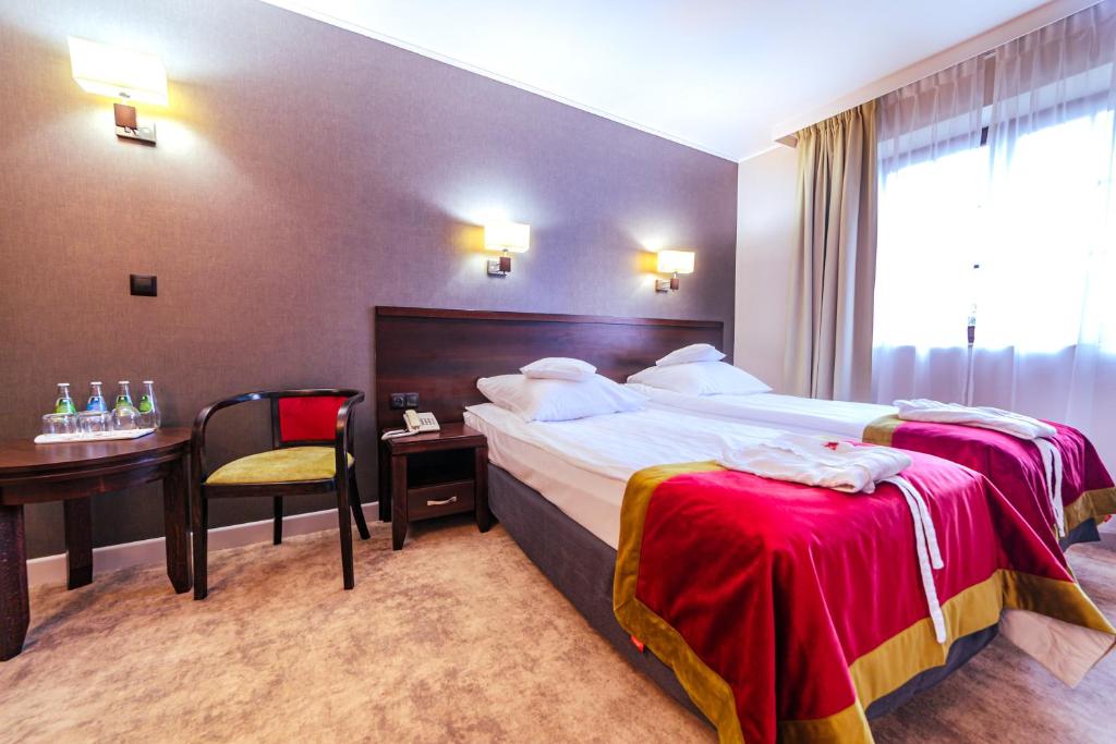 Posteľ alebo postele v izbe v ubytovaní Hotel Kryształ Conference & Spa