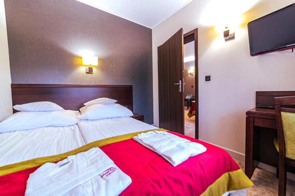 Posteľ alebo postele v izbe v ubytovaní Hotel Kryształ Conference & Spa
