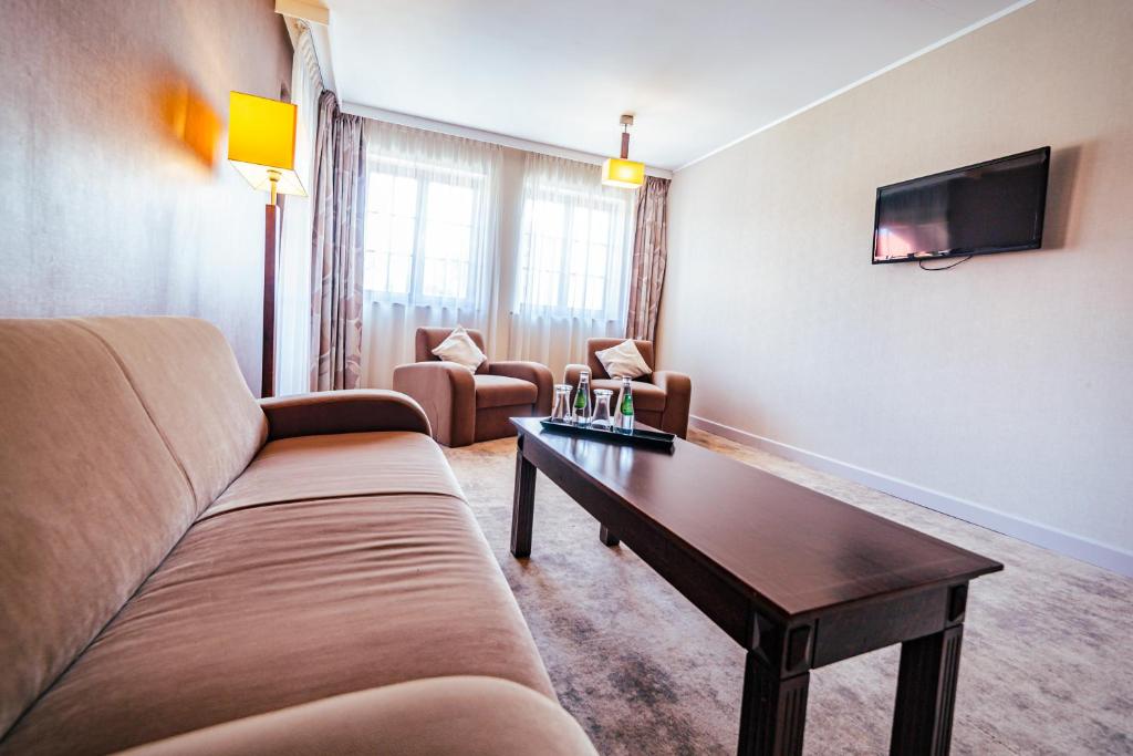 Televízia a/alebo spoločenská miestnosť v ubytovaní Hotel Kryształ Conference & Spa