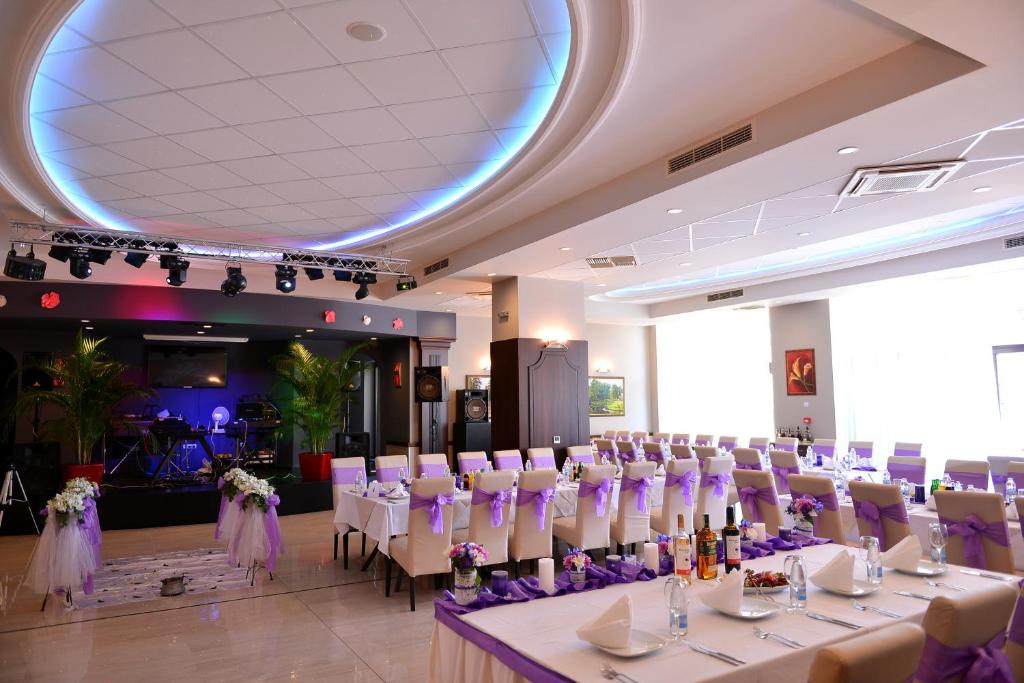 A restaurant or other place to eat at Hotel Dragalevtsi