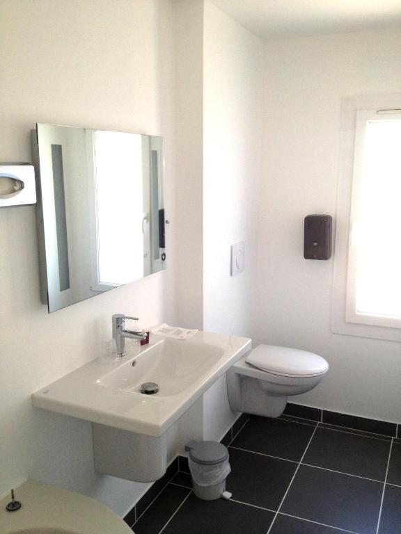 Salle de bains dans l'établissement Cit'Hotel Le Mirage