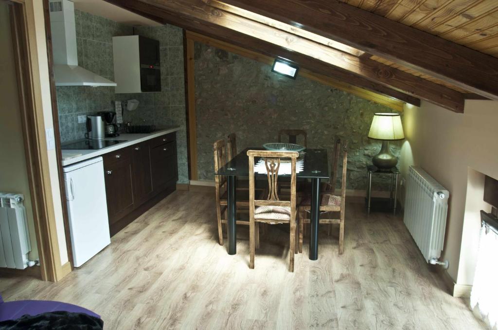 kuchnia ze stołem i krzesłami w pokoju w obiekcie La casa del rebote w mieście Acedo