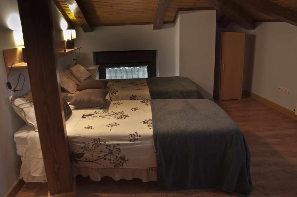 sypialnia z 2 łóżkami w pokoju w obiekcie La casa del rebote w mieście Acedo