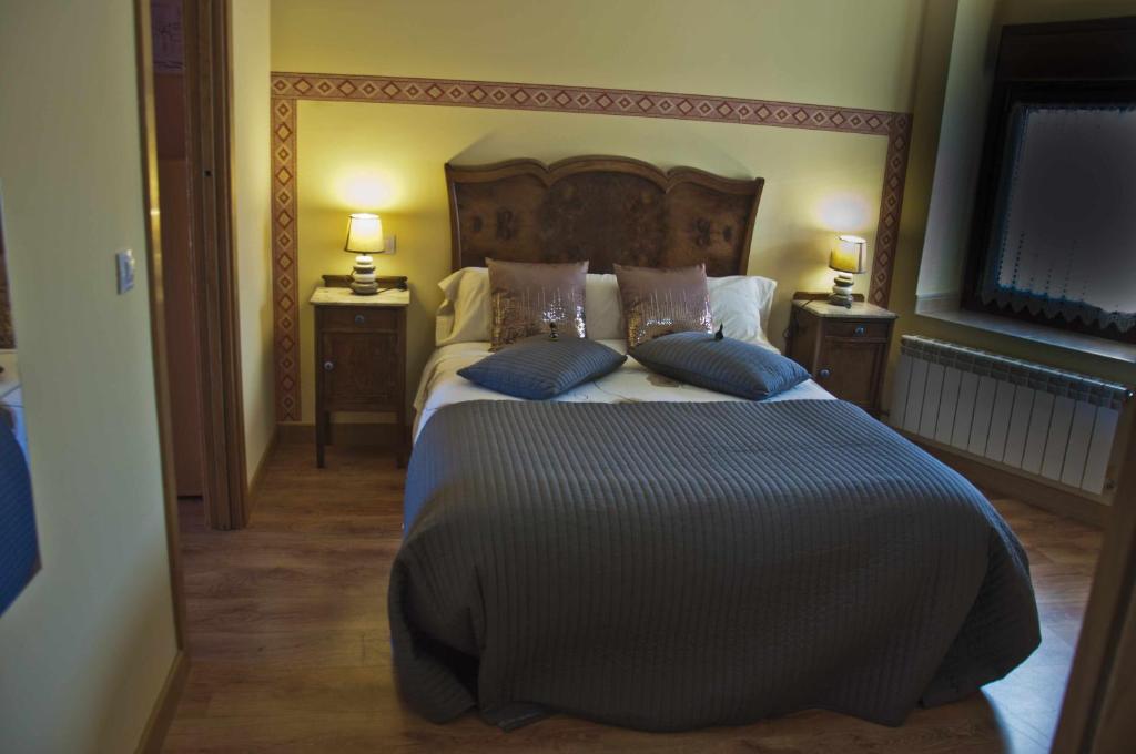 Łóżko lub łóżka w pokoju w obiekcie La casa del rebote