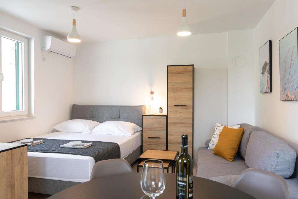 Łóżko lub łóżka w pokoju w obiekcie Sea Point Villa Ivan