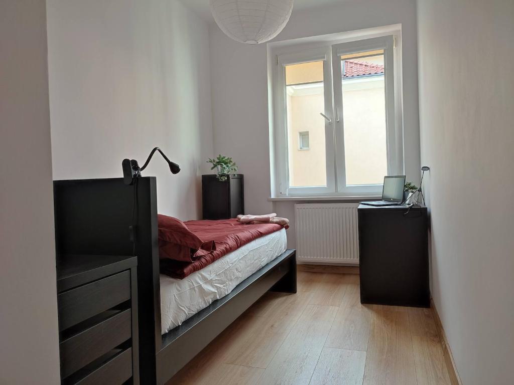 Posteľ alebo postele v izbe v ubytovaní APARTAMENT PRZY PARKU ŚRÓDMIEŚCIE