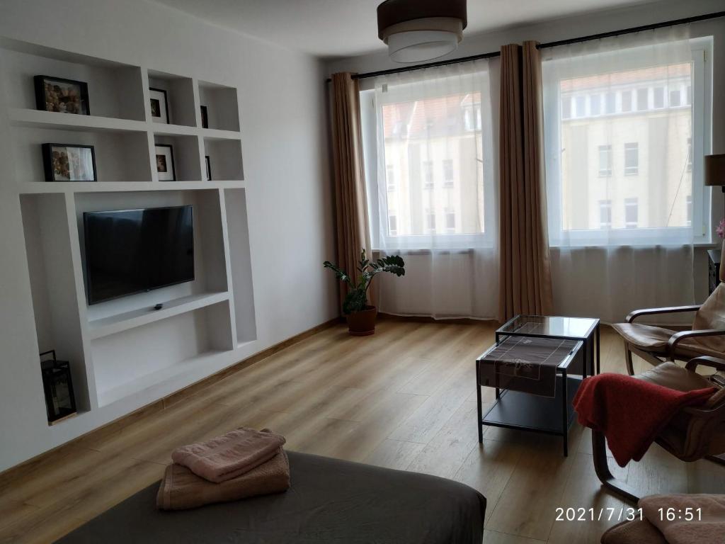 Televízia a/alebo spoločenská miestnosť v ubytovaní APARTAMENT PRZY PARKU ŚRÓDMIEŚCIE