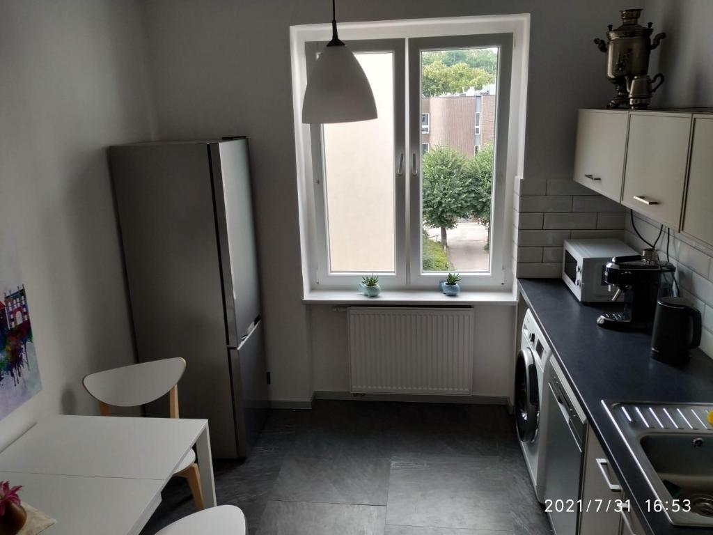 Kuchyňa alebo kuchynka v ubytovaní APARTAMENT PRZY PARKU ŚRÓDMIEŚCIE