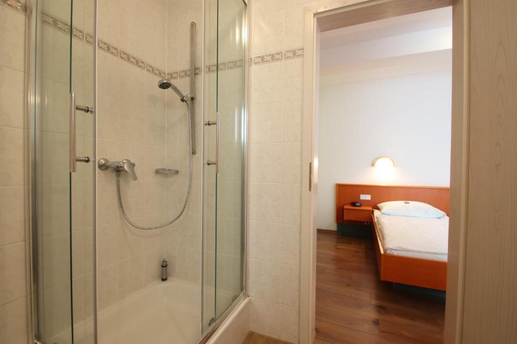 Postel nebo postele na pokoji v ubytování Hotel-Dörfler Garni